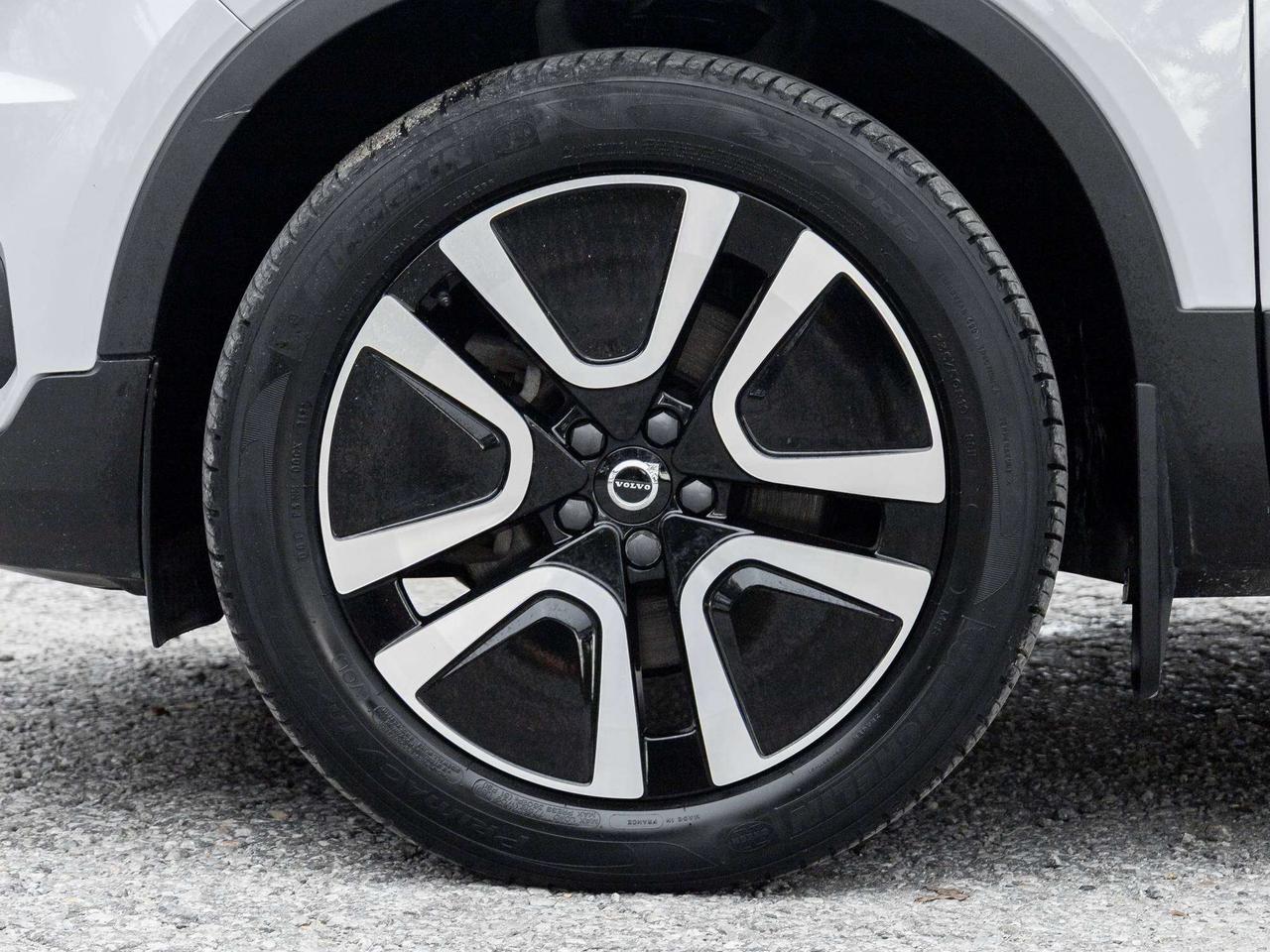 2022 Volvo XC40 MOMENTUM^Pano Roof^Navi^Premium Pack^fr 2.99%* Photo