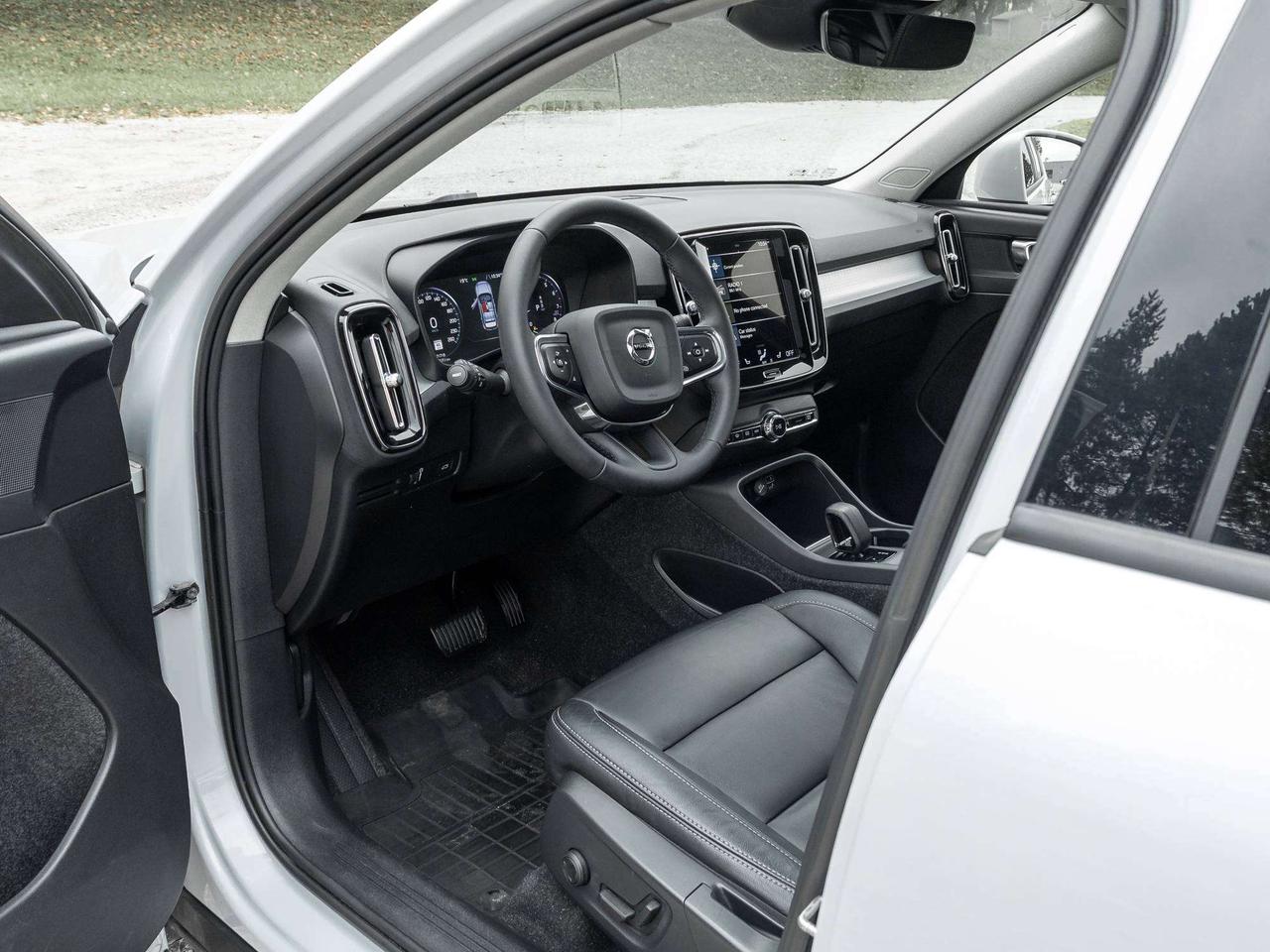 2022 Volvo XC40 MOMENTUM^Pano Roof^Navi^Premium Pack^fr 2.99%* Photo