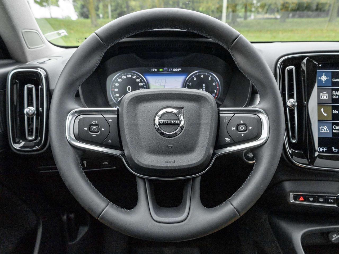 2022 Volvo XC40 MOMENTUM^Pano Roof^Navi^Premium Pack^fr 2.99%* Photo