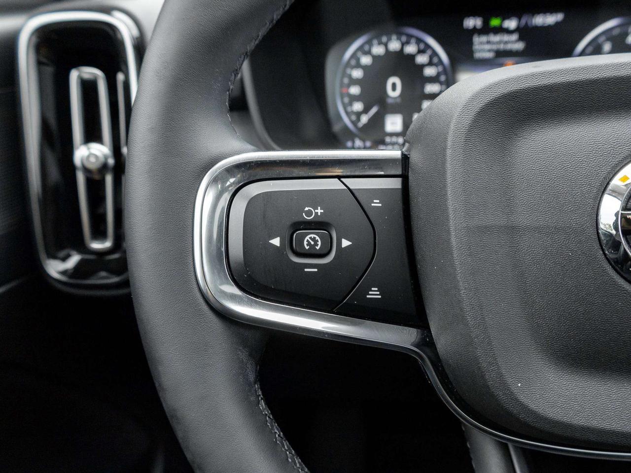 2022 Volvo XC40 MOMENTUM^Pano Roof^Navi^Premium Pack^fr 2.99%* Photo