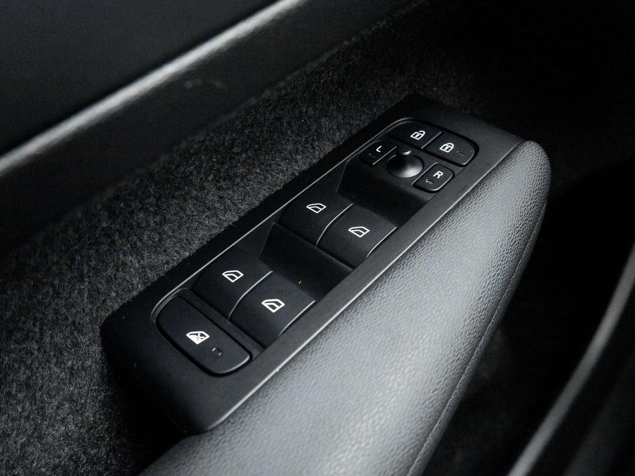 2022 Volvo XC40 MOMENTUM^Pano Roof^Navi^Premium Pack^fr 2.99%* Photo