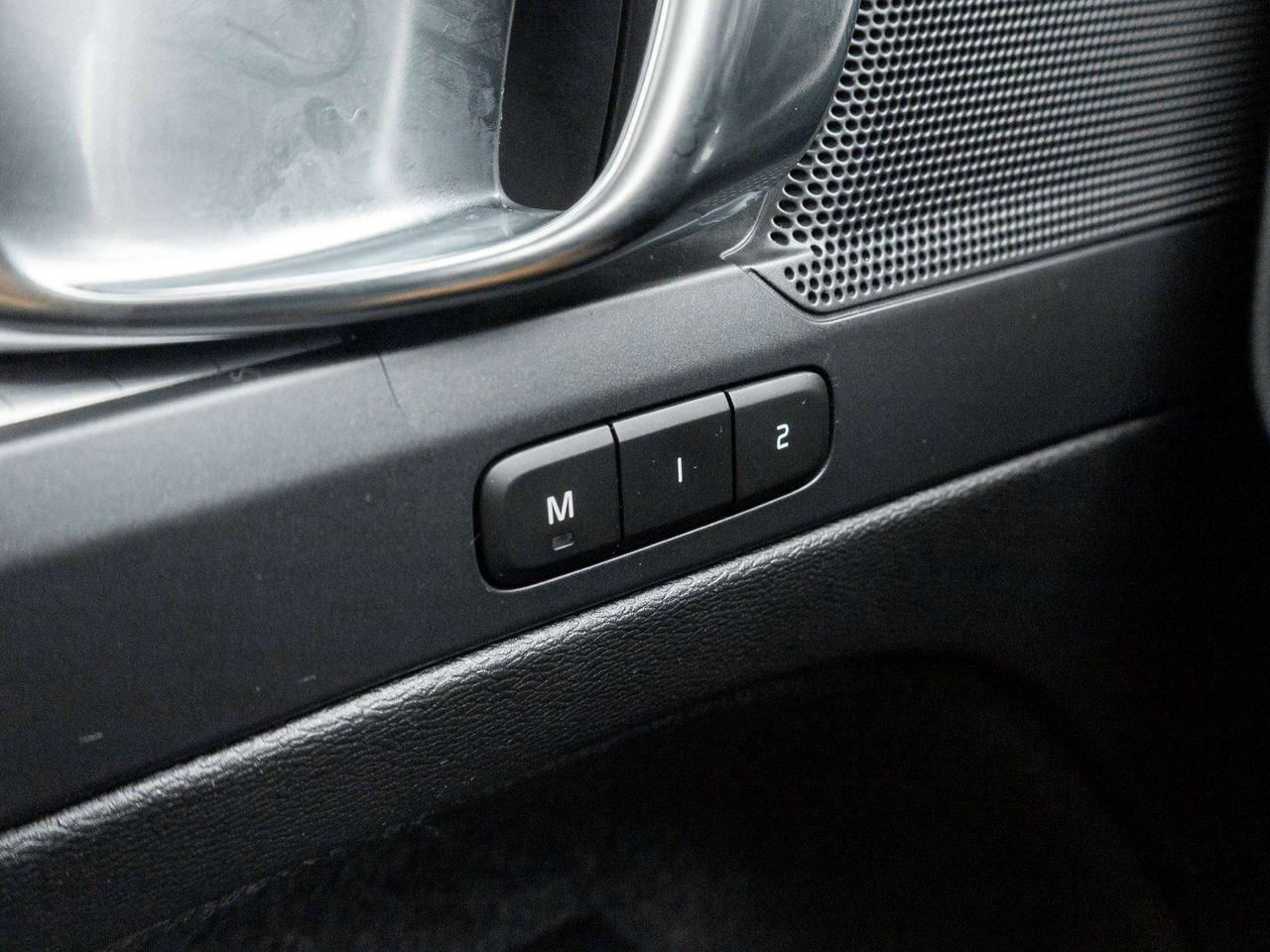 2022 Volvo XC40 MOMENTUM^Pano Roof^Navi^Premium Pack^fr 2.99%* Photo