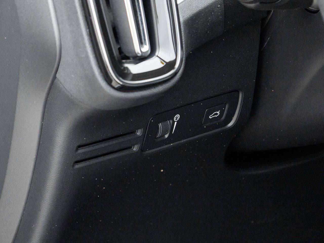 2022 Volvo XC40 MOMENTUM^Pano Roof^Navi^Premium Pack^fr 2.99%* Photo