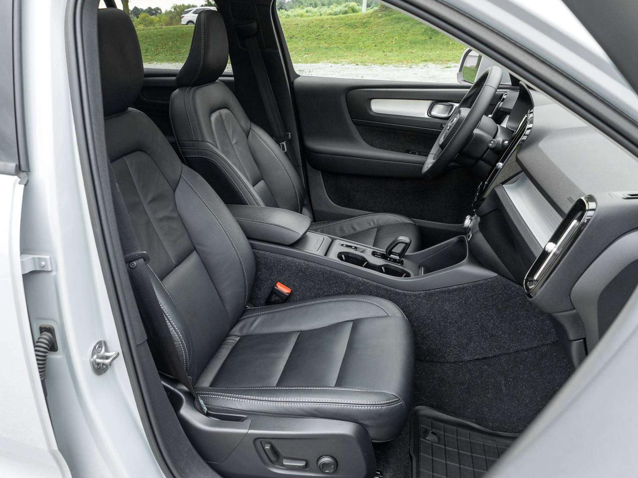 2022 Volvo XC40 MOMENTUM^Pano Roof^Navi^Premium Pack^fr 2.99%* Photo