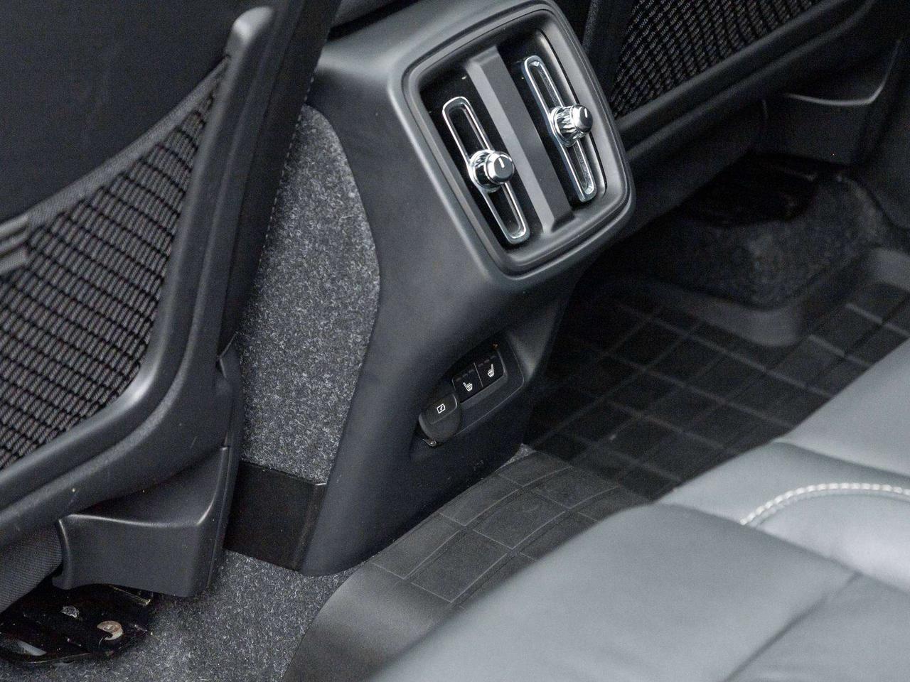 2022 Volvo XC40 MOMENTUM^Pano Roof^Navi^Premium Pack^fr 2.99%* Photo