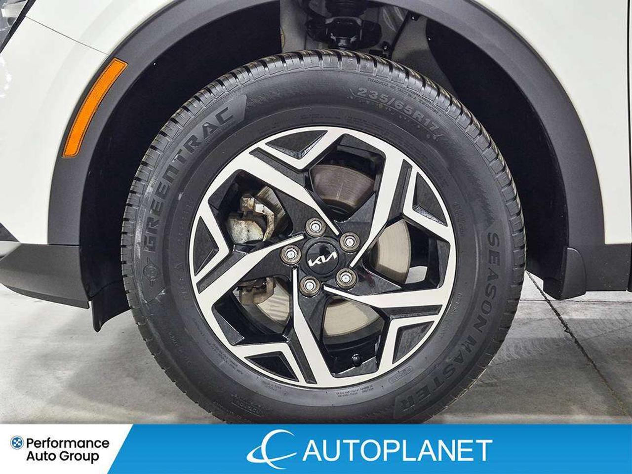 2024 Kia Sportage LX, Back Up Cam, Android Auto, Heate Seats! Photo