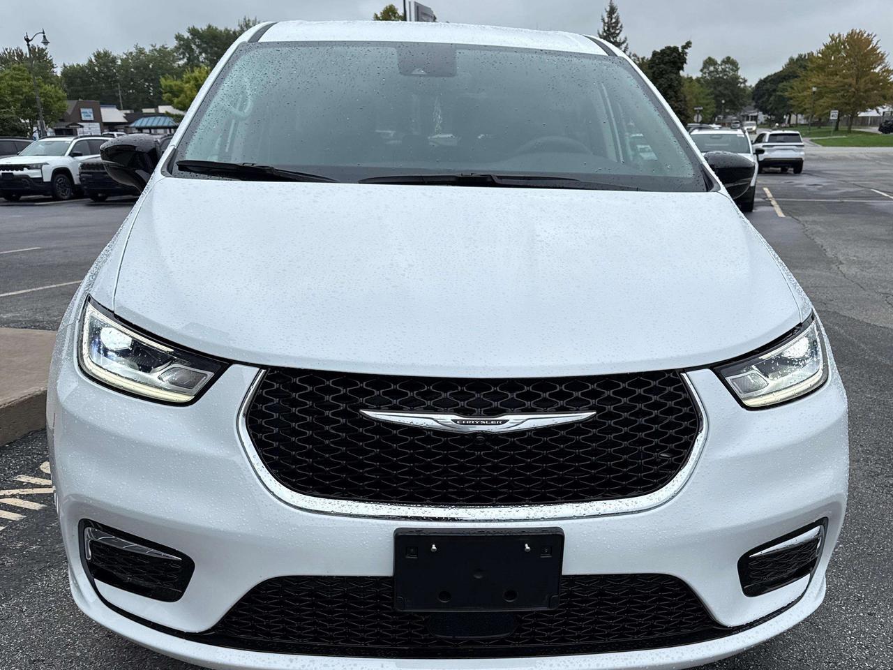 2024 Chrysler Pacifica Touring-L Photo5