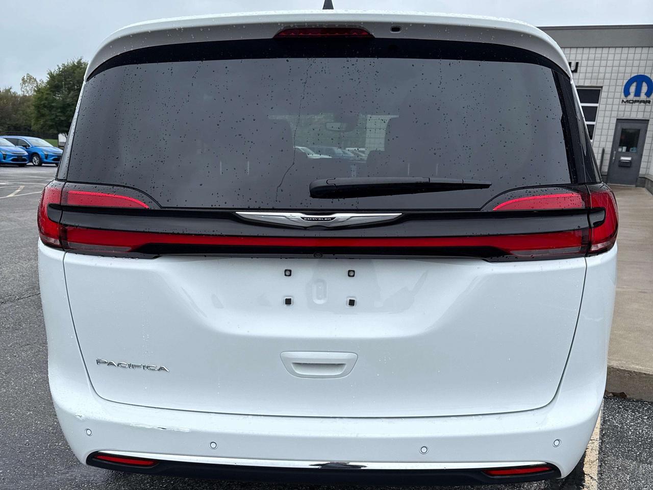 2024 Chrysler Pacifica Touring-L Photo3