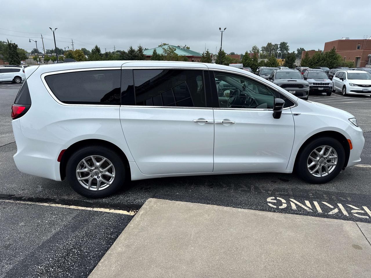 2024 Chrysler Pacifica Touring-L Photo4