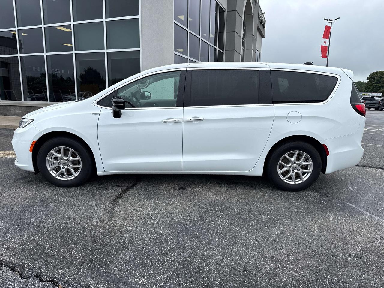2024 Chrysler Pacifica Touring-L Photo2