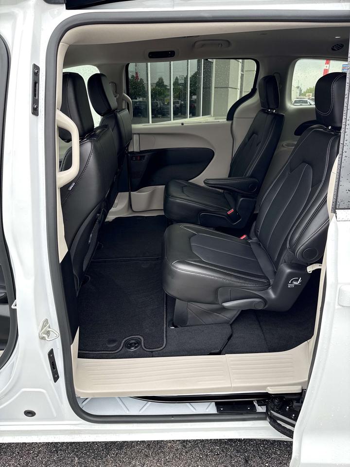 2024 Chrysler Pacifica Touring-L Photo