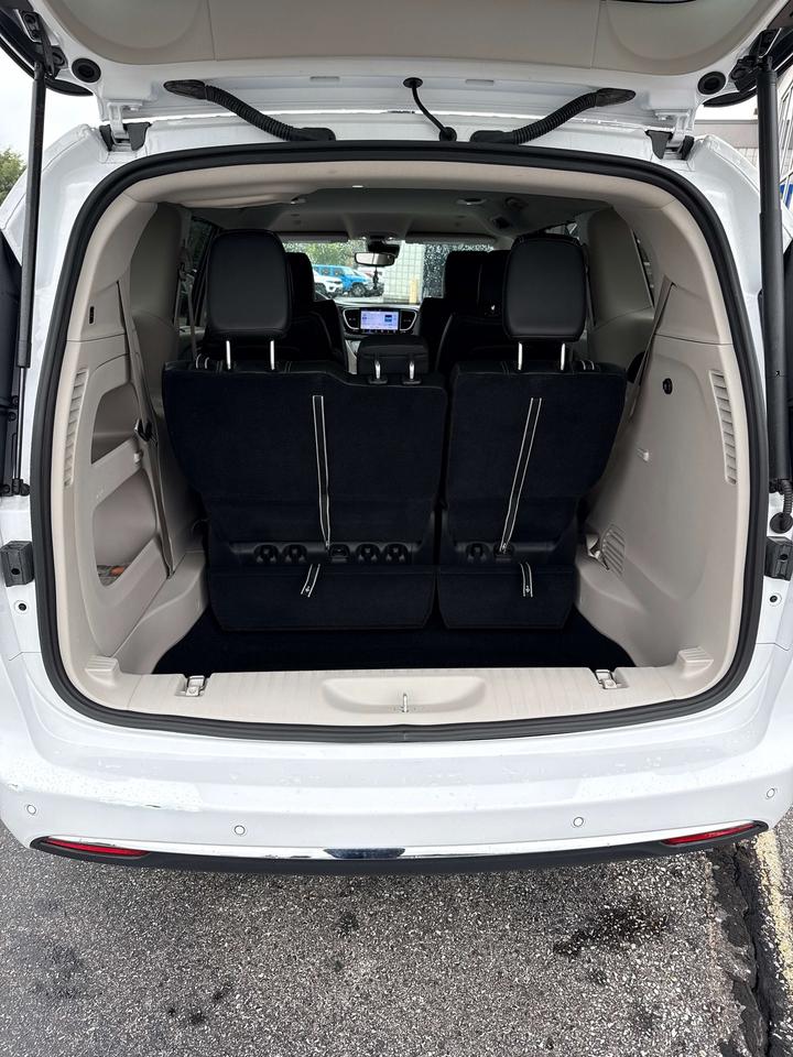 2024 Chrysler Pacifica Touring-L Photo