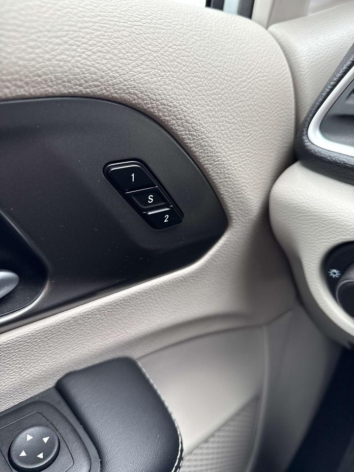 2024 Chrysler Pacifica Touring-L Photo