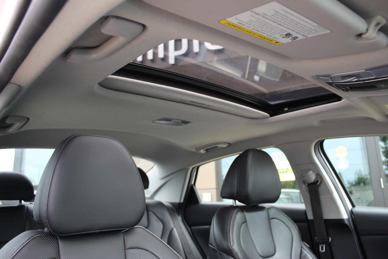 2023 Hyundai Elantra Luxury Photo