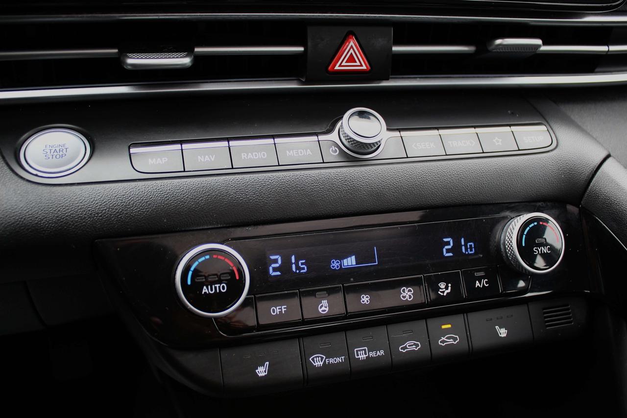 2023 Hyundai Elantra Luxury Photo