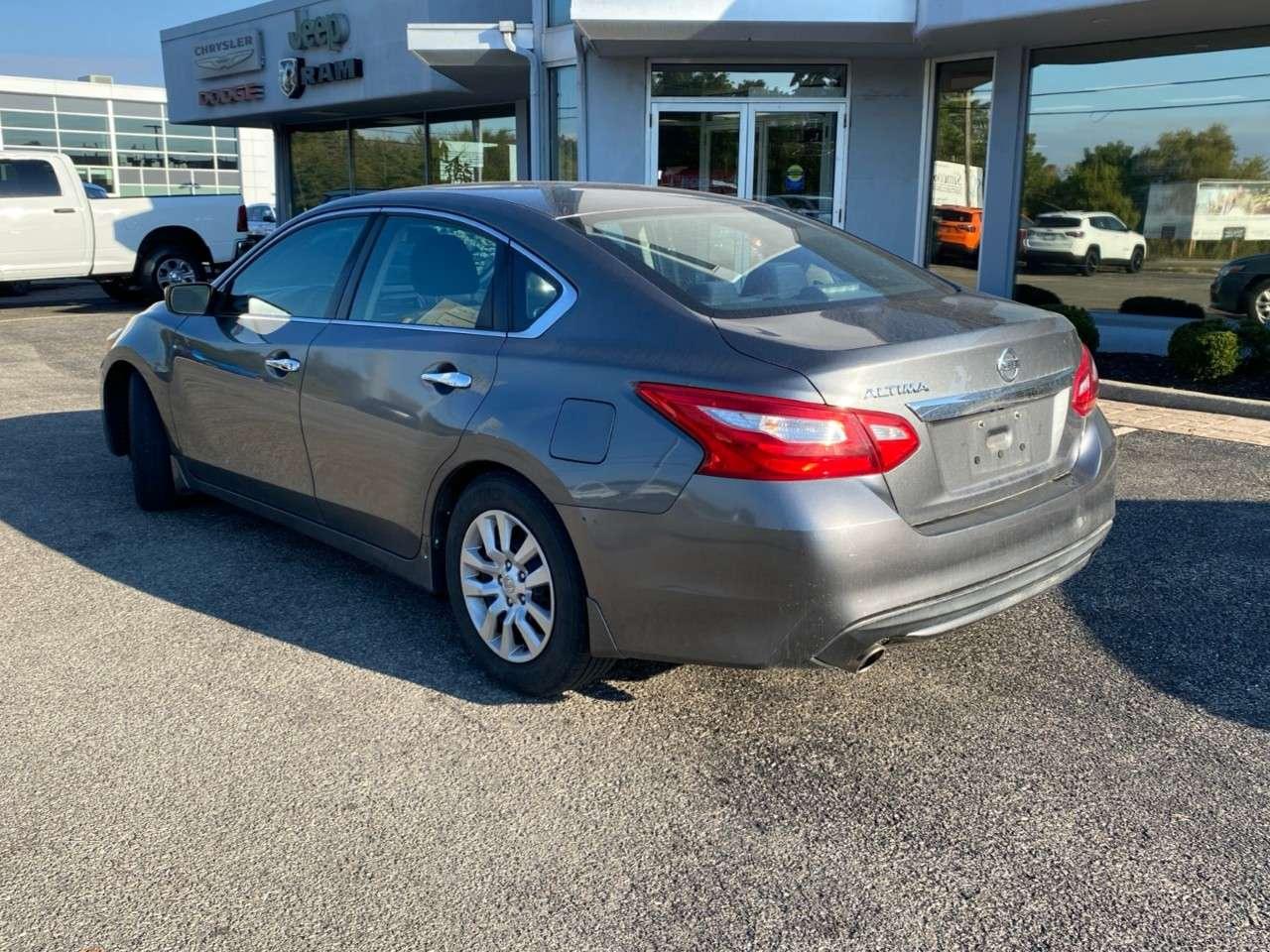2017 Nissan Altima 4dr Sdn I4 CVT 2.5 SV Photo2