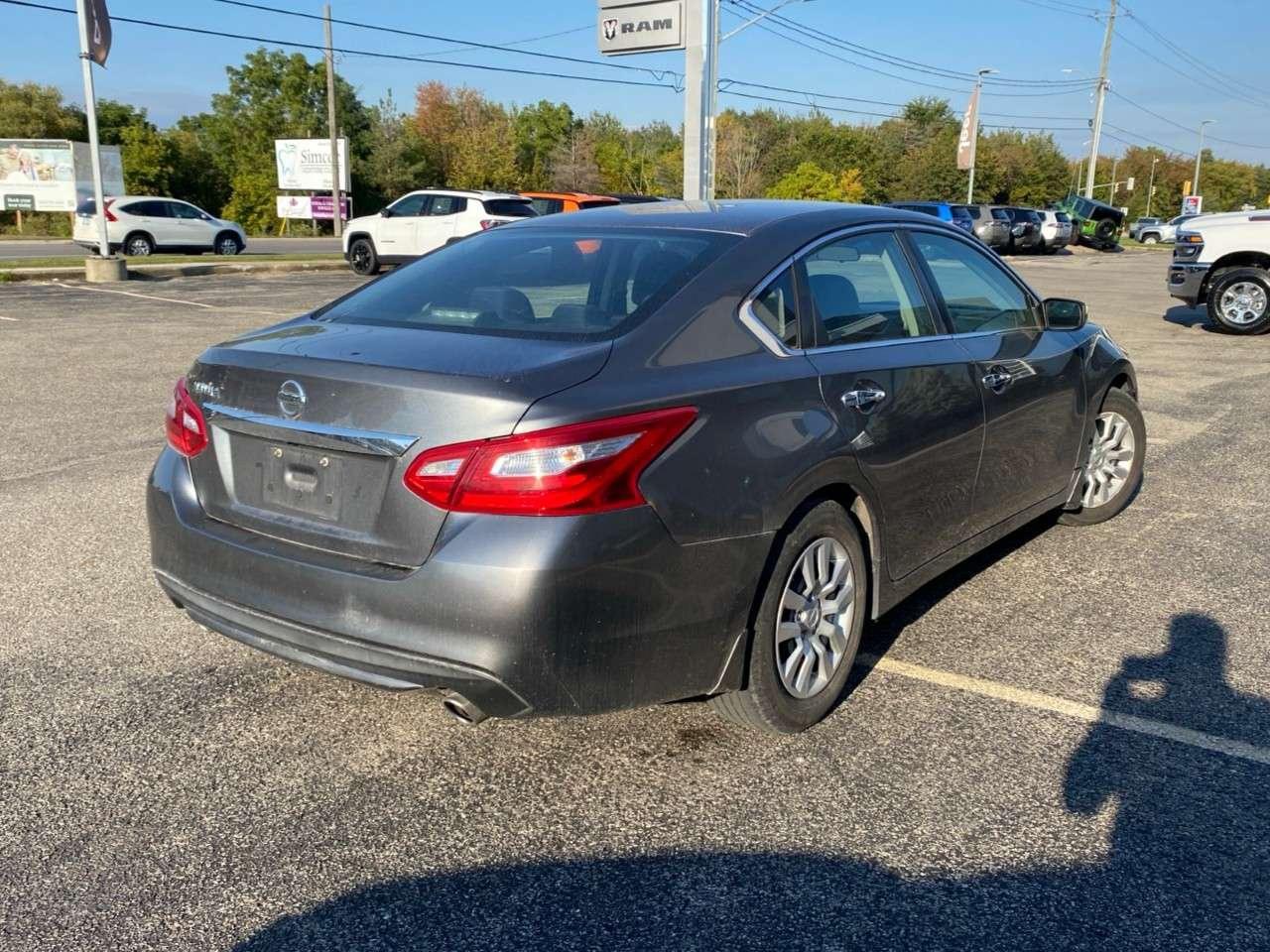 2017 Nissan Altima 4dr Sdn I4 CVT 2.5 SV Photo