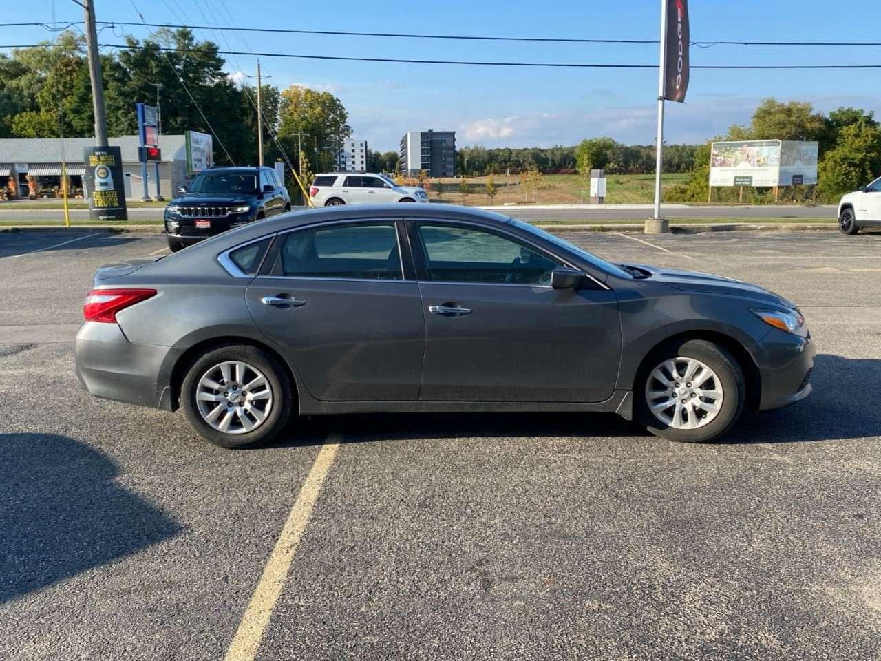 2017 Nissan Altima 4dr Sdn I4 CVT 2.5 SV Photo