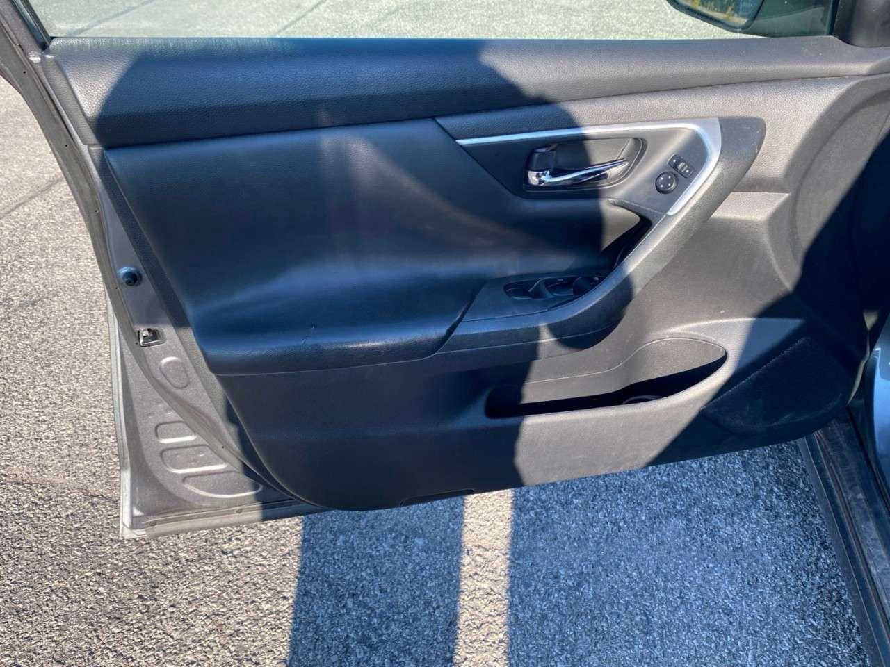 2017 Nissan Altima 4dr Sdn I4 CVT 2.5 SV Photo