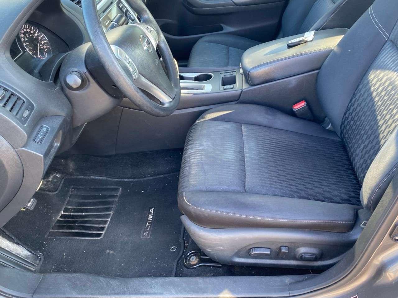 2017 Nissan Altima 4dr Sdn I4 CVT 2.5 SV Photo