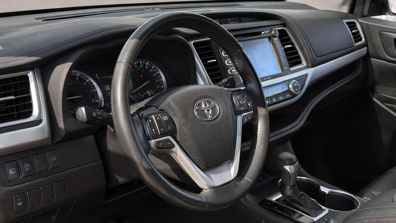 2019 Toyota Highlander XLE   Certified   No Accident   Sunroof   Leather Photo