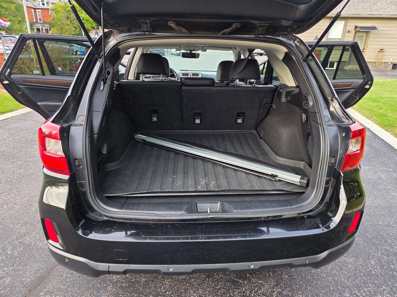 2017 Subaru Outback LIMITED Photo