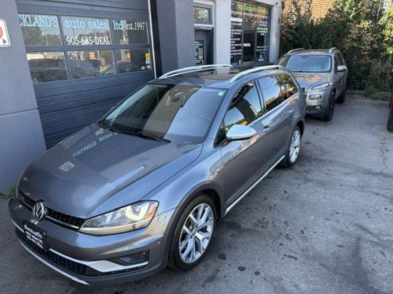 2017 Volkswagen Golf HIGHLINE, LEATHERETTE, PANO ROOF, NEW TIRES!! Photo0
