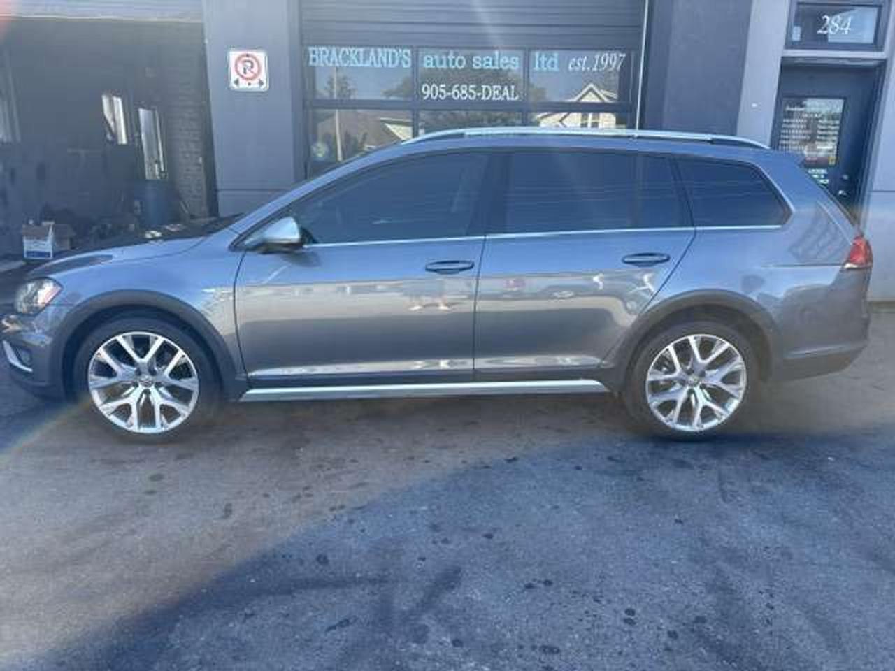 2017 Volkswagen Golf HIGHLINE, LEATHERETTE, PANO ROOF, NEW TIRES!! Photo5
