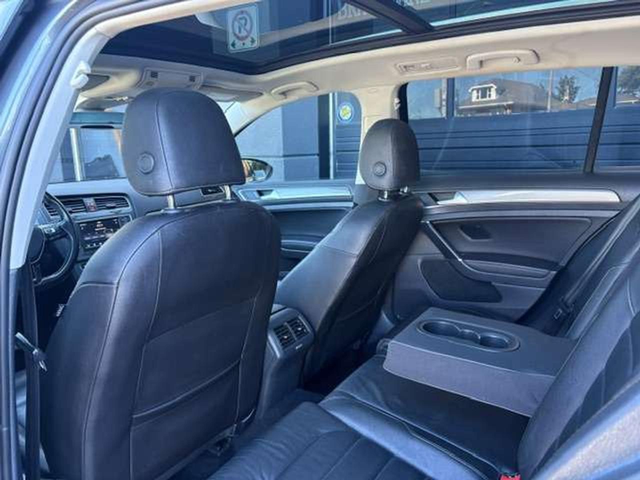 2017 Volkswagen Golf HIGHLINE, LEATHERETTE, PANO ROOF, NEW TIRES!! Photo