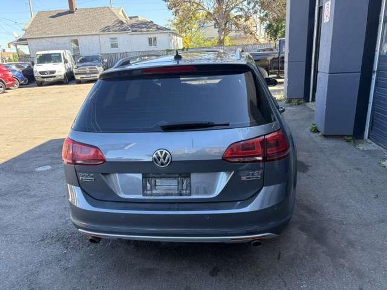 2017 Volkswagen Golf HIGHLINE, LEATHERETTE, PANO ROOF, NEW TIRES!! Photo