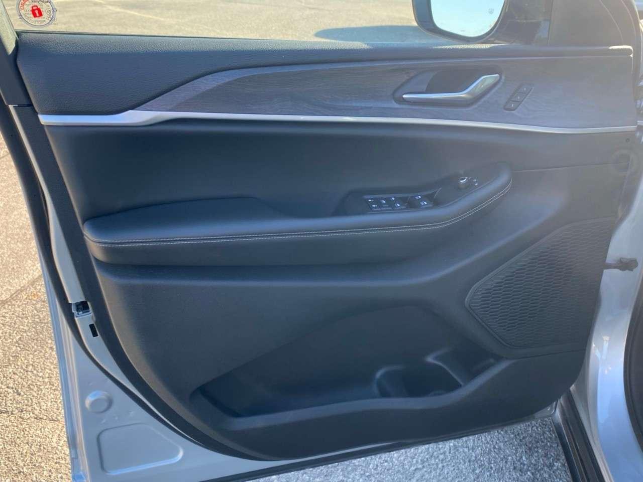 2023 Jeep Grand Cherokee LIMITED 4X4 Photo