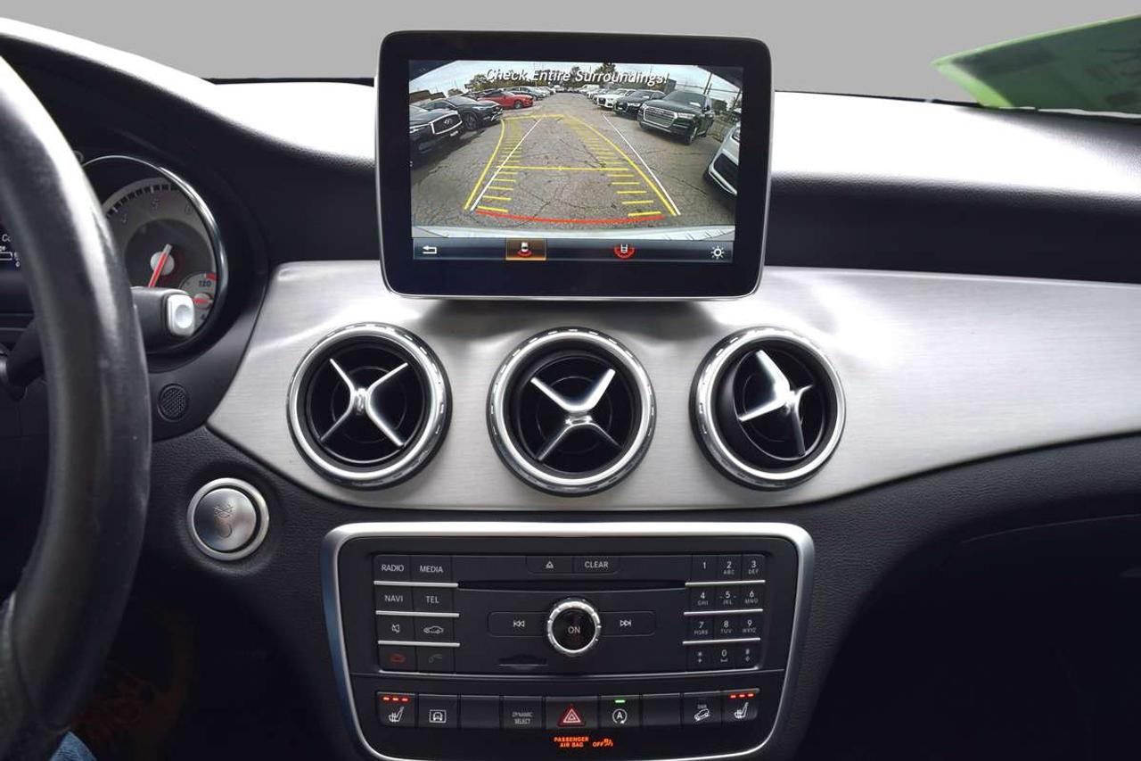 2016 Mercedes-Benz GLA 250 4Matic AMG style Navi Panoramic Sunroof Photo
