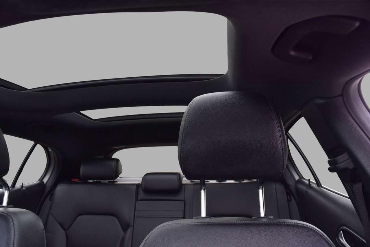2016 Mercedes-Benz GLA 250 4Matic AMG style Navi Panoramic Sunroof Photo
