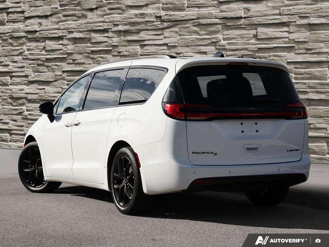2025 Chrysler Pacifica Pano Roof   Leather Photo