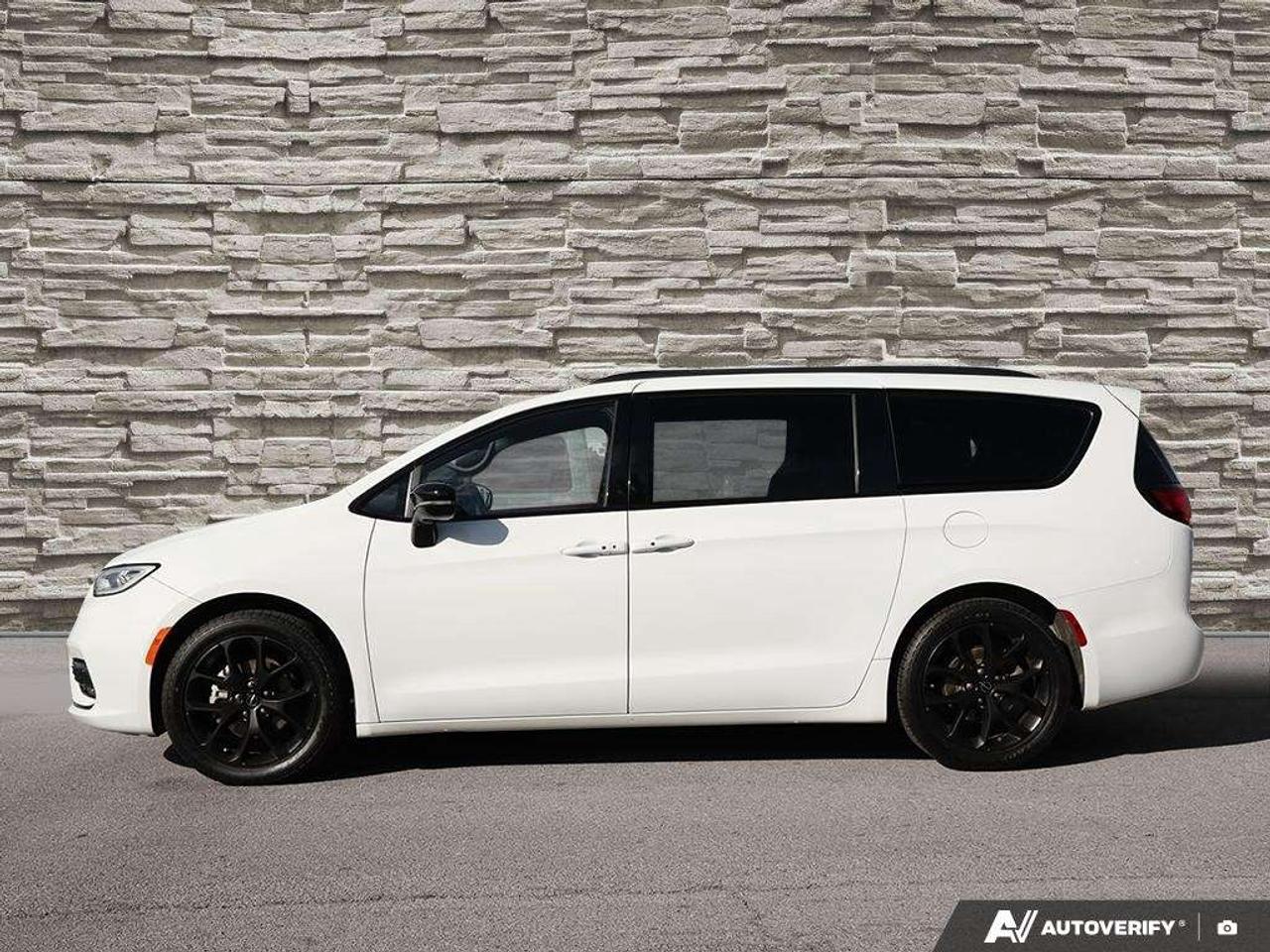 2025 Chrysler Pacifica Pano Roof   Leather Photo