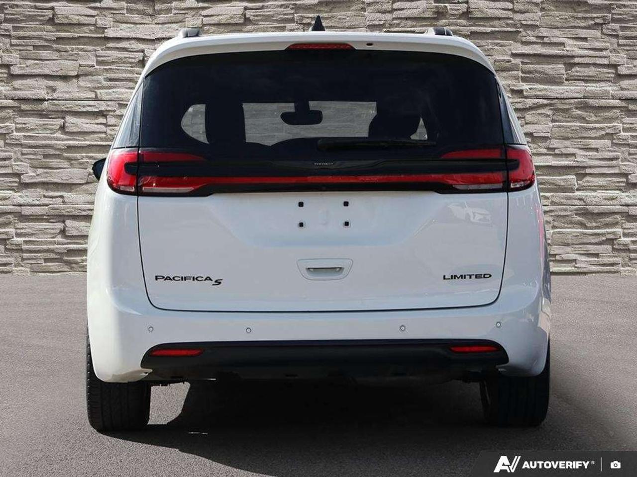 2025 Chrysler Pacifica Pano Roof   Leather Photo