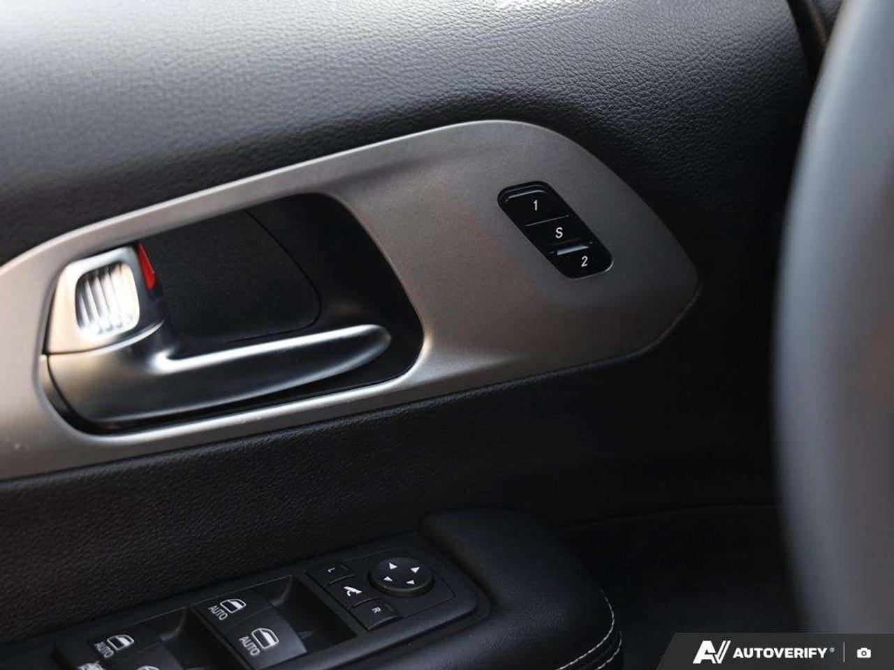 2025 Chrysler Pacifica Pano Roof   Leather Photo