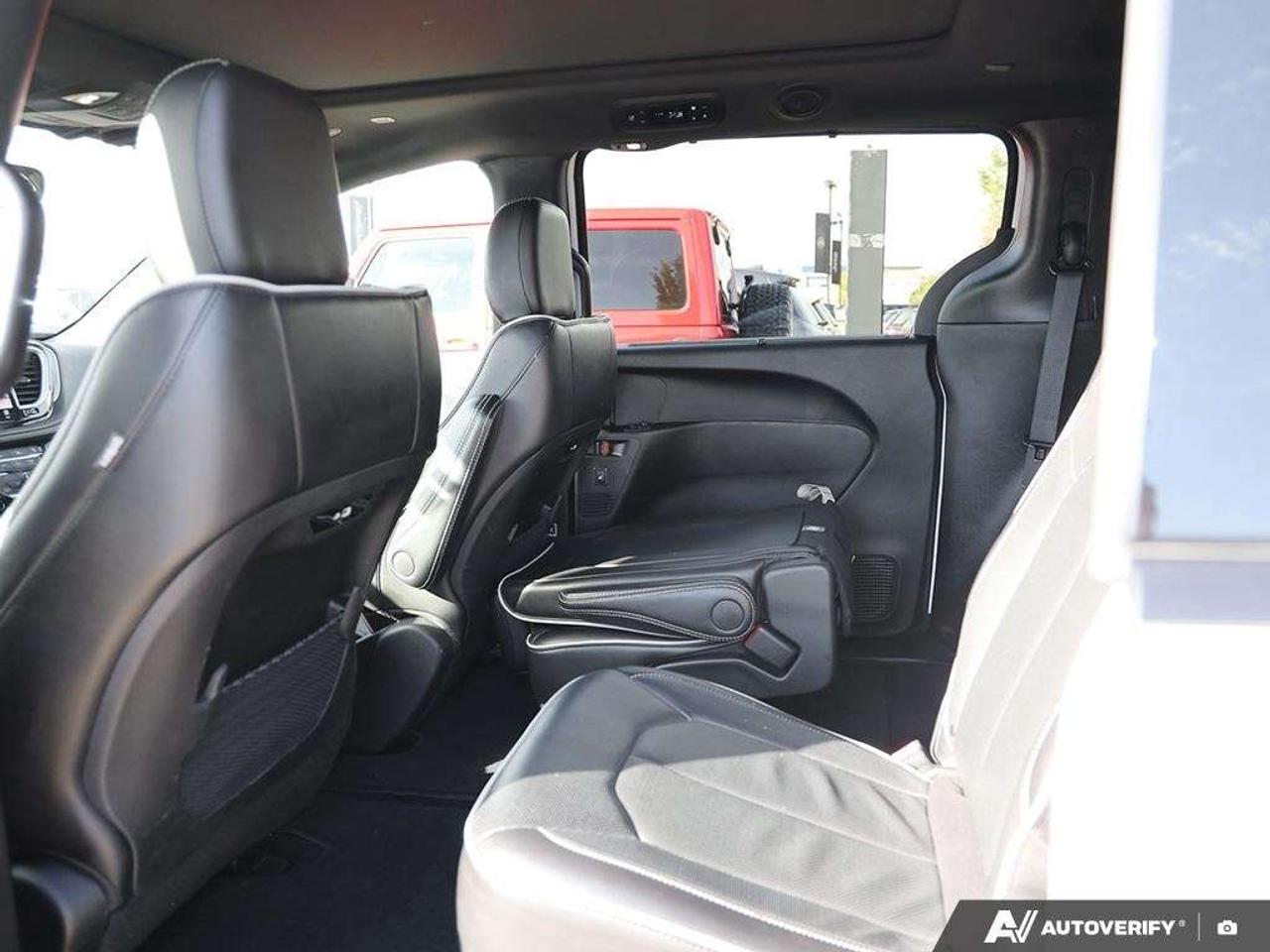 2025 Chrysler Pacifica Pano Roof   Leather Photo