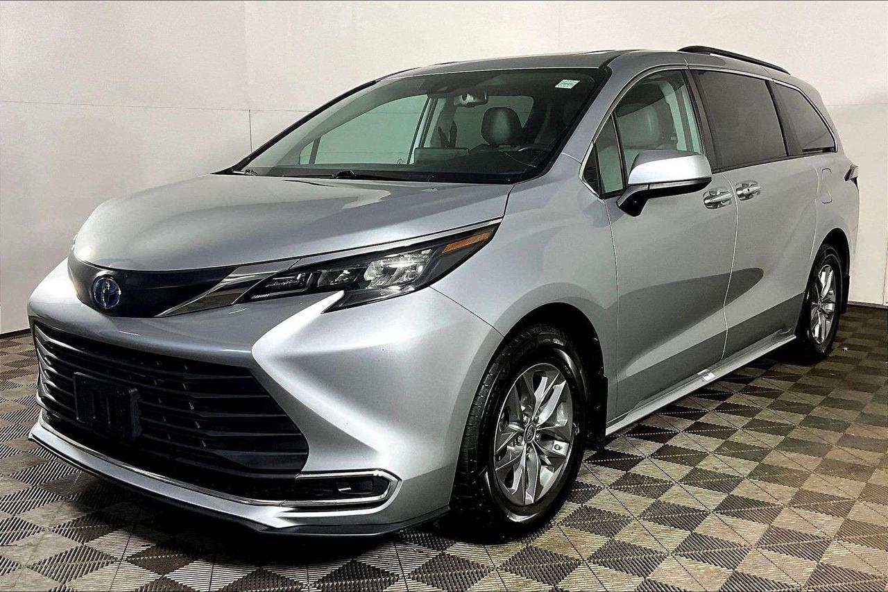 2024 Toyota Sienna XLE 8-Passenger FWD Photo0