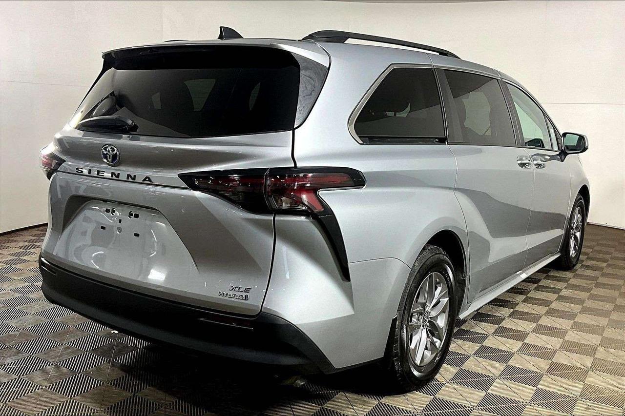 2024 Toyota Sienna XLE 8-Passenger FWD Photo