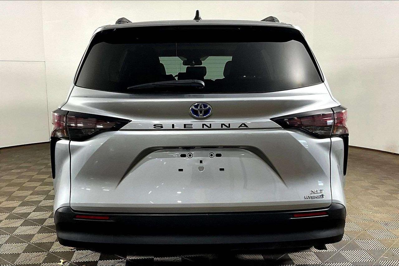 2024 Toyota Sienna XLE 8-Passenger FWD Photo3