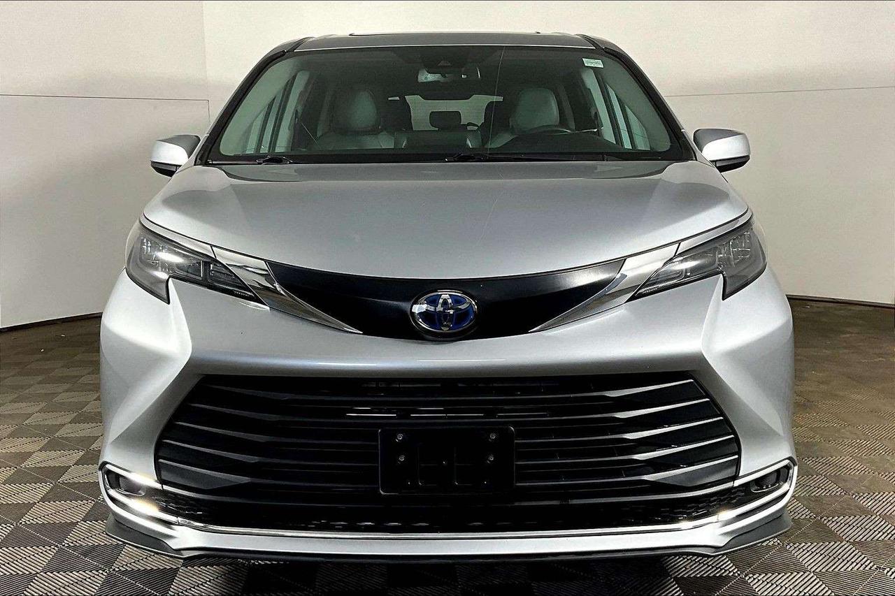2024 Toyota Sienna XLE 8-Passenger FWD Photo
