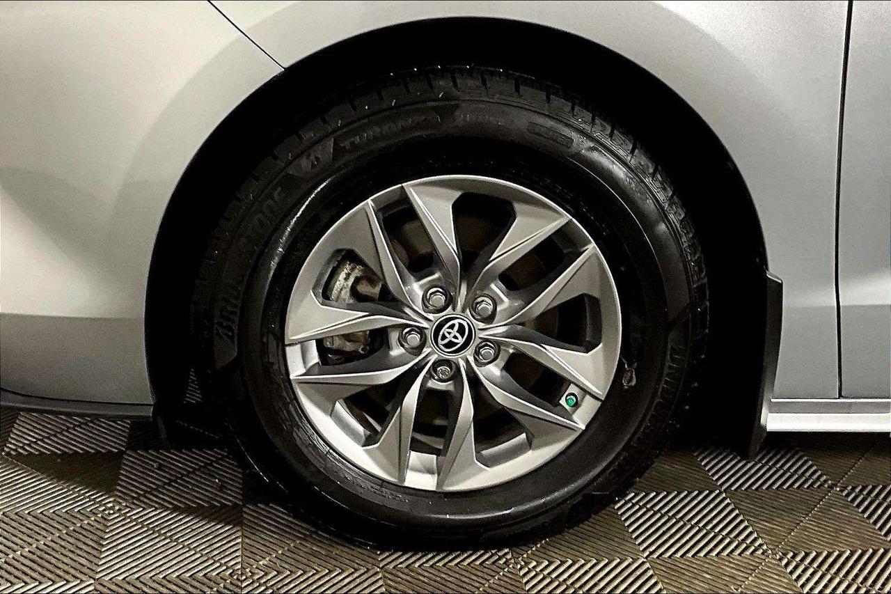 2024 Toyota Sienna XLE 8-Passenger FWD Photo
