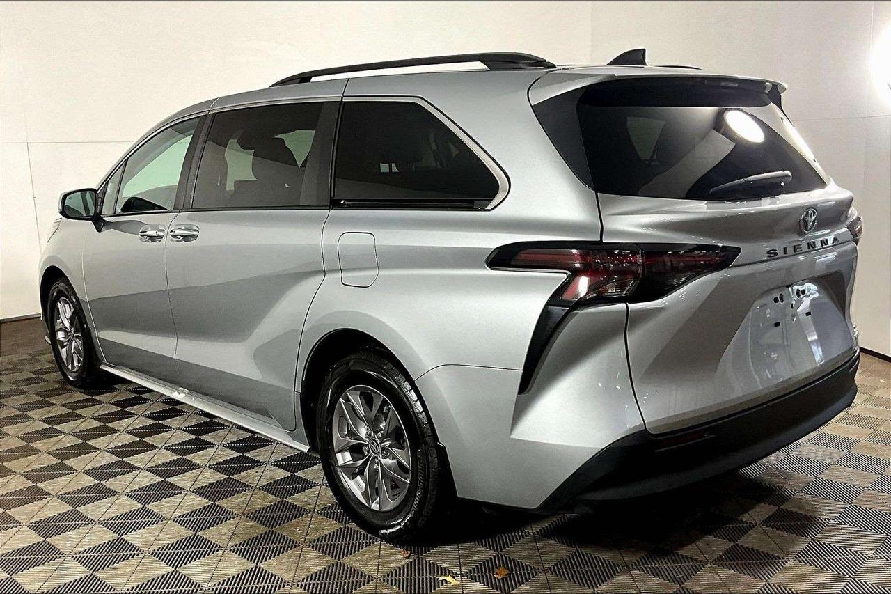 2024 Toyota Sienna XLE 8-Passenger FWD Photo