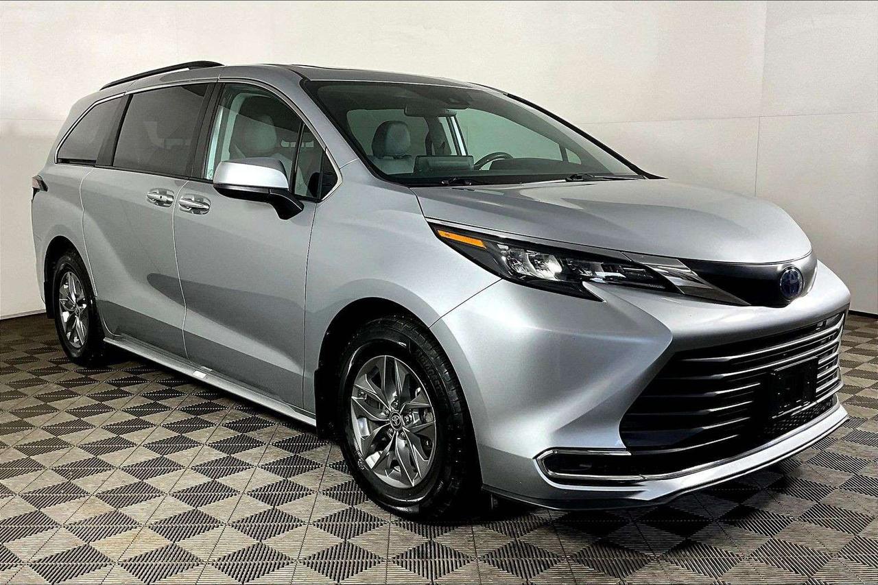 2024 Toyota Sienna XLE 8-Passenger FWD Photo
