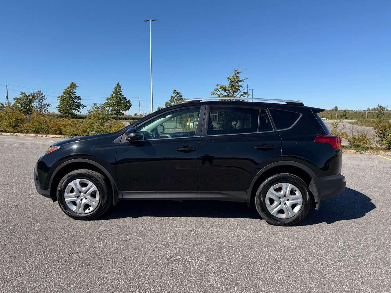 2014 Toyota RAV4 LE Photo1