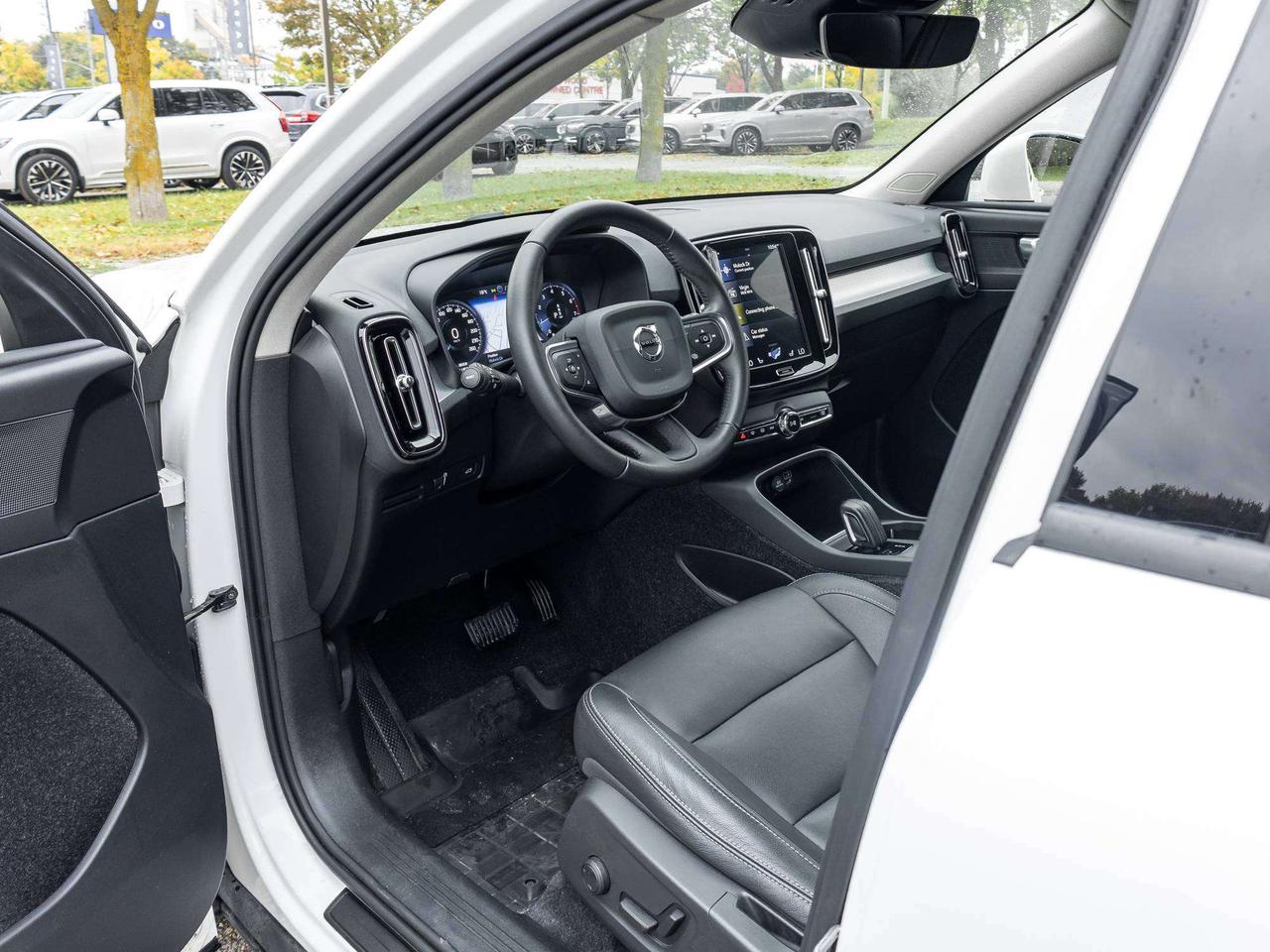 2019 Volvo XC40 Momentum PLUS^Trade In^Navi^Power Roof^One Owner Photo