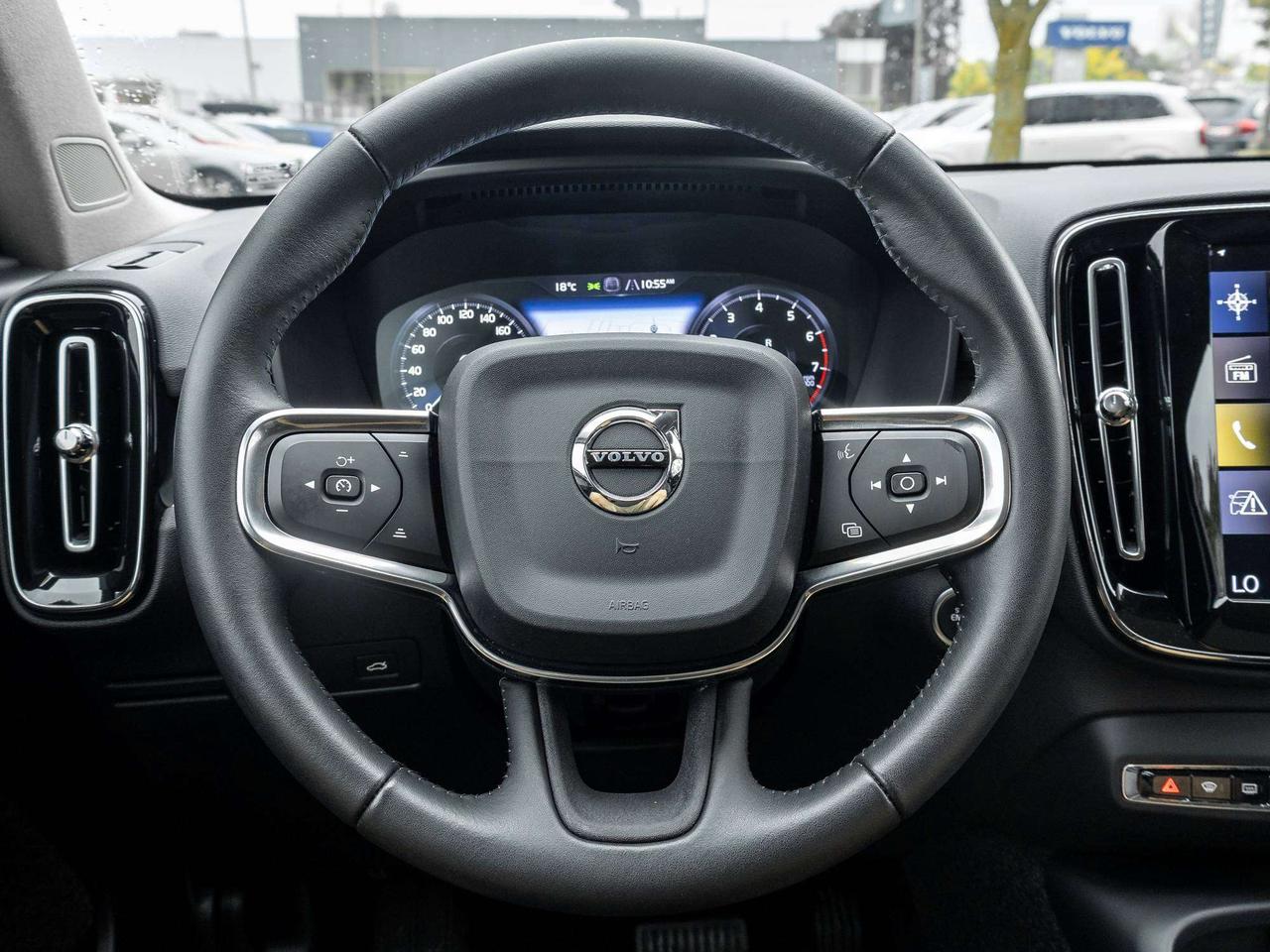 2019 Volvo XC40 Momentum PLUS^Trade In^Navi^Power Roof^One Owner Photo