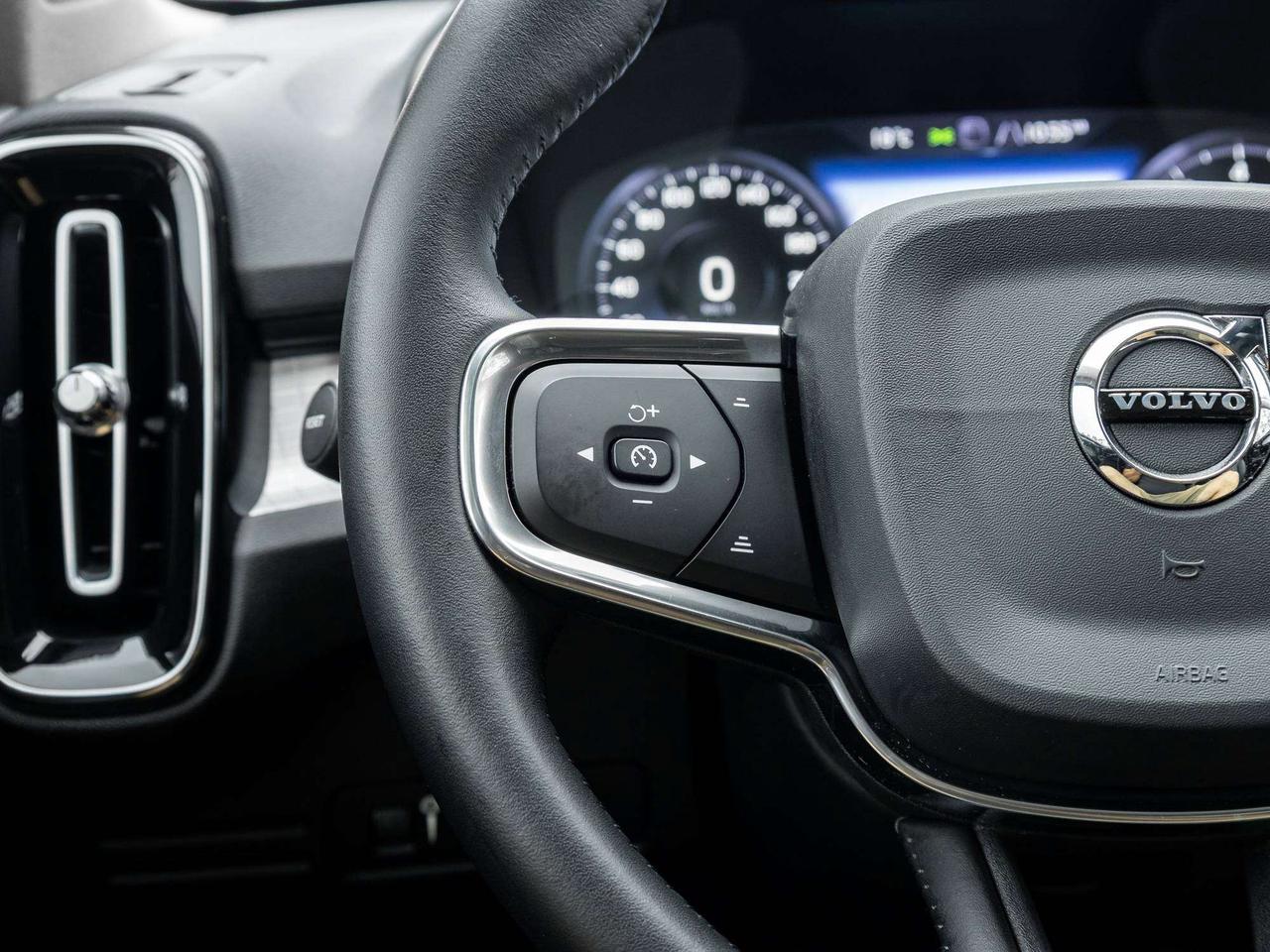 2019 Volvo XC40 Momentum PLUS^Trade In^Navi^Power Roof^One Owner Photo