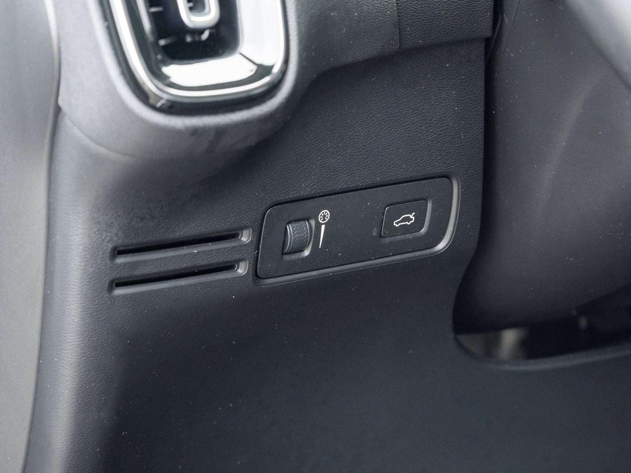 2019 Volvo XC40 Momentum PLUS^Trade In^Navi^Power Roof^One Owner Photo